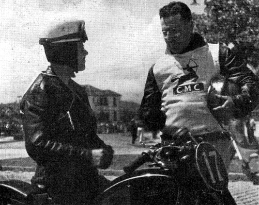 Gaeta, à direita, felicita Angelo Pagotti, que o sobrepujou na prova de 350 cc.
