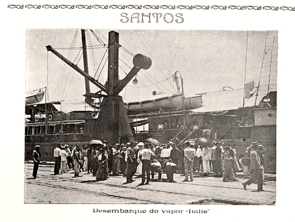 Imagem de desembarque de passageiros no cais do porto de Santos.