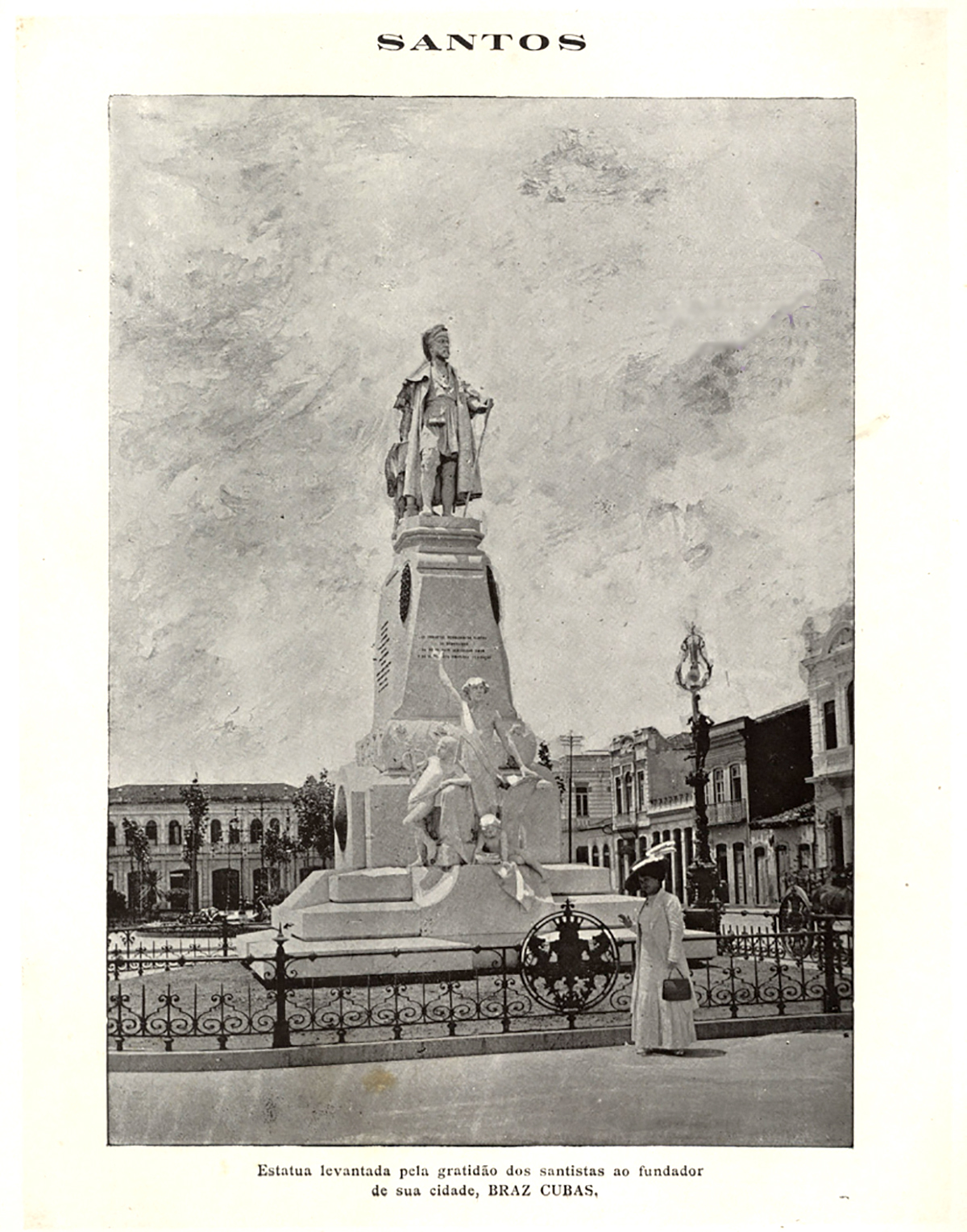 A estátua de Braz Cubas, apenas dois anos após sua inauguração, abriu a mostra de fotos da cidade em A Lua.
