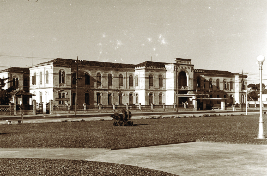 O Instituto Escolástica Rosa foi construído com o dinheiro da banana.