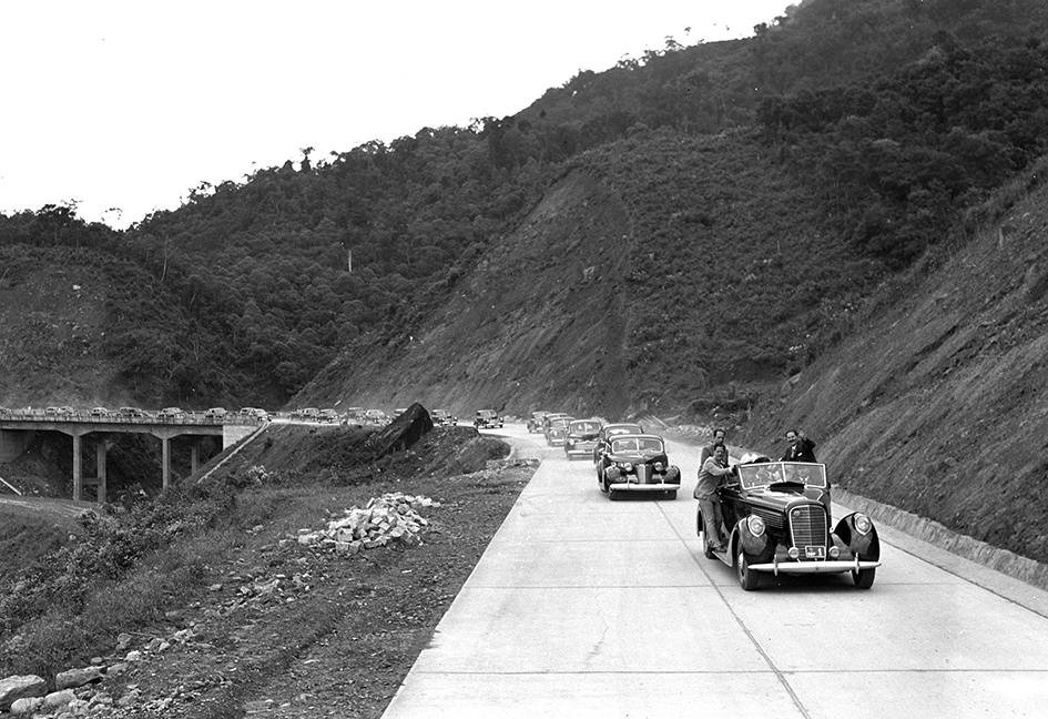 O governador Ademar de Barros vem no carro da frente, puxando o comboio festivo da inauguração da primeira pista da Via Anchieta em abril de 1947.