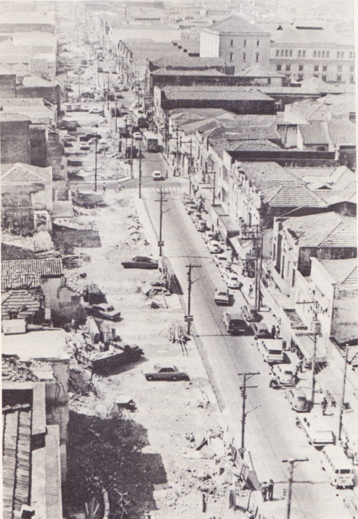 Alargamento da Rua João Pessoa, nos anos 1970. Imagem tirada a partir do prédio do Jornal A Tribuna.