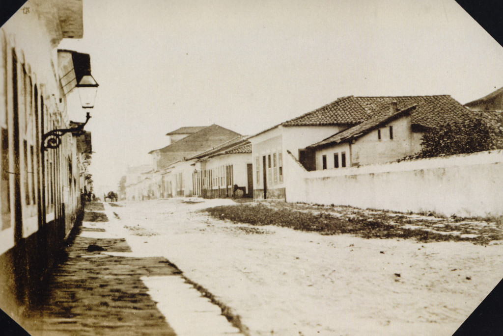 Primeira fotografia da atual Rua João Pessoa, quando ainda era chamada de Rua do Rosário, em 1865.