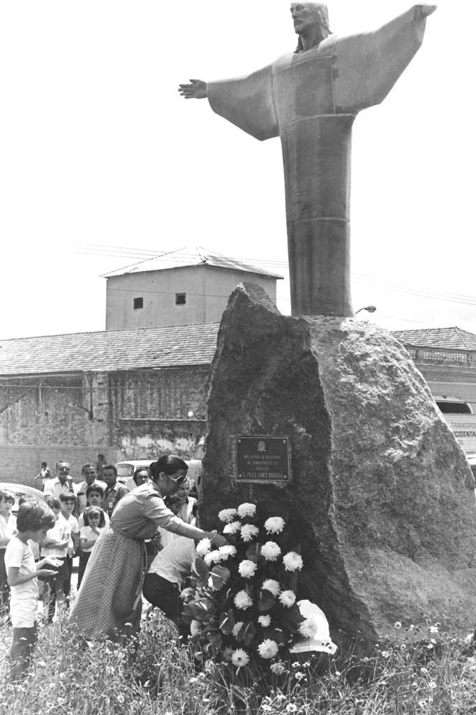 A primeira-dama do município, Maria Ignêz Barbosa, deposita flores ao pé da estátua do Redentor, em 8 de dezembro de 1980. 