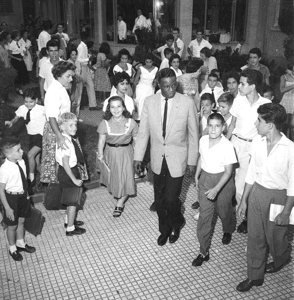 Nat King Cole na porta do Don Fabrizio, em 1959.