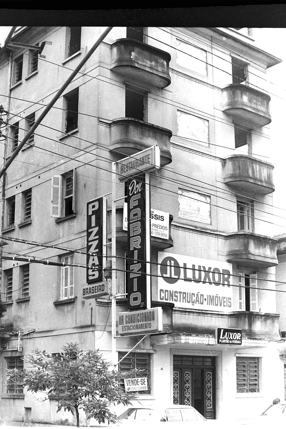 O Edifício Lutécia, já na fase final, início dos anos 1980. A história da cantina italiana mais badalada de Santos se encerrava ali.