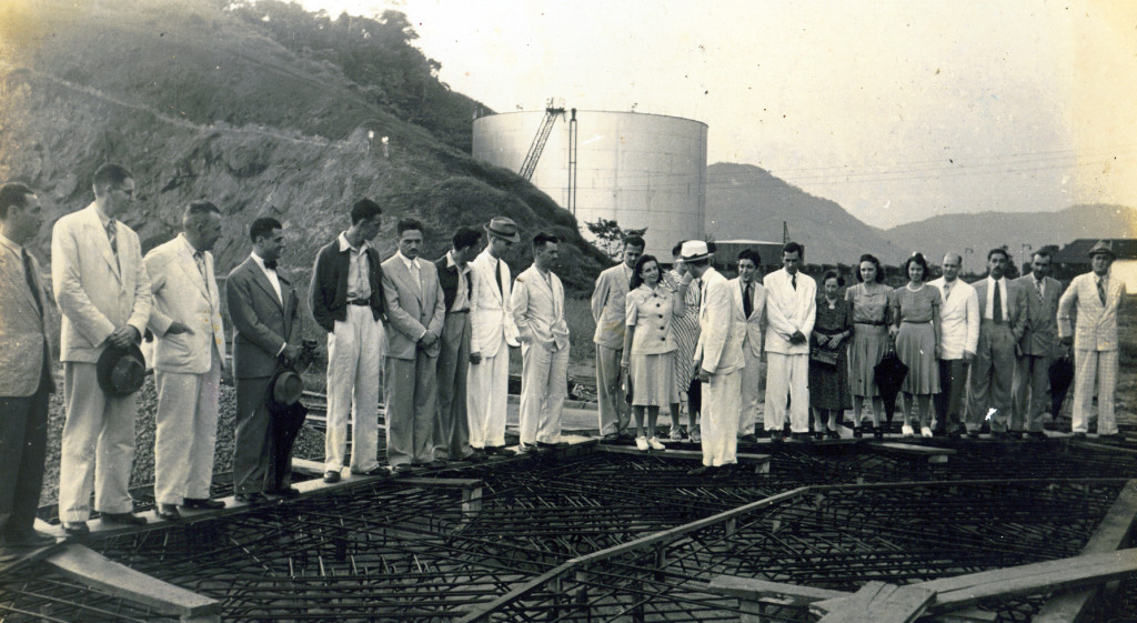 Os engenheiros da Associação acompanhando as obras de instalação do Polo Petroquímico Siderúrgico de Cubatão, no anos 1950.