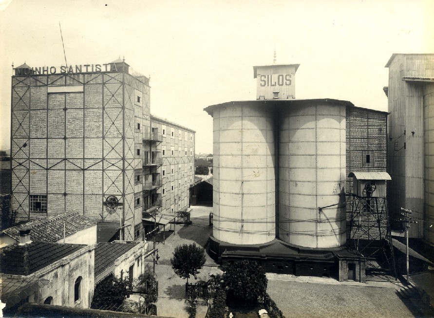A primeira unidade de moagem, com o prédio do moinho e nove silos, marcou o início da atividade da produção de farinha de trigo em Santos, em 1907.