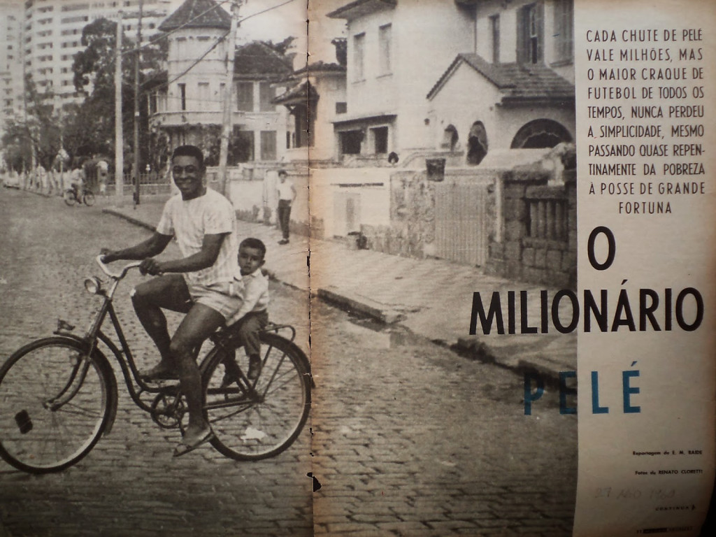 Pelé pedala na Avenida Pinheiro Machado, defronte à Pensão de Raimundo, com bicicleta emprestada. Na garupa, o menino "Porunguinha”, de três anos de idade, espécie de irmão adotivo de Edson Arantes do Nascimento.
