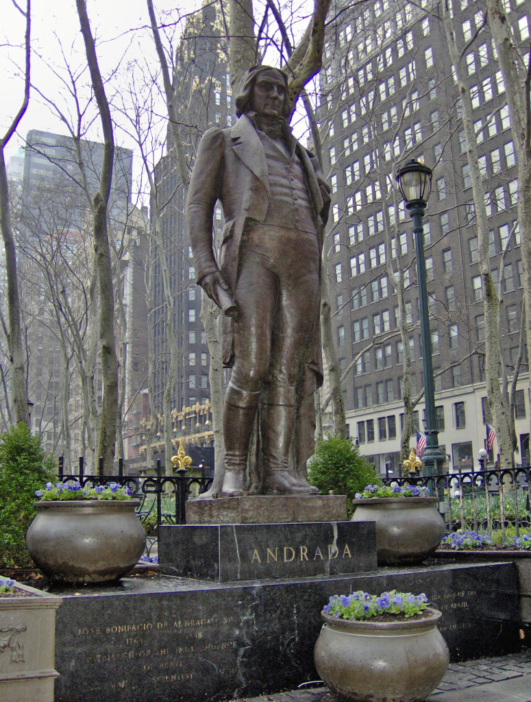 Monumento a José Bonifácio de Andrada, na margem da Sexta Avenida, em Manhattan. Foto de Peter Roan (Flickr)
