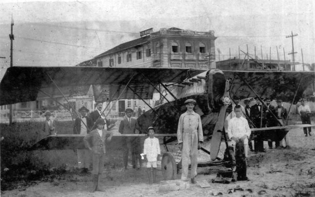 O aeroplano de Alfredo Daudt, com a hélice partida, já na areia do Gonzaga. Ao fundo, vê-se o Hotel Bandeirante.
