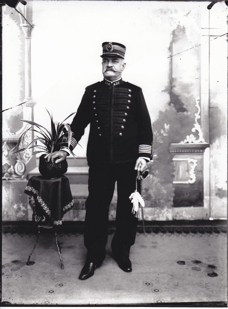 Carlos Augusto de Vasconcellos Tavares foi o primeiro prefeito de Santos, após a promulgação da Lei.