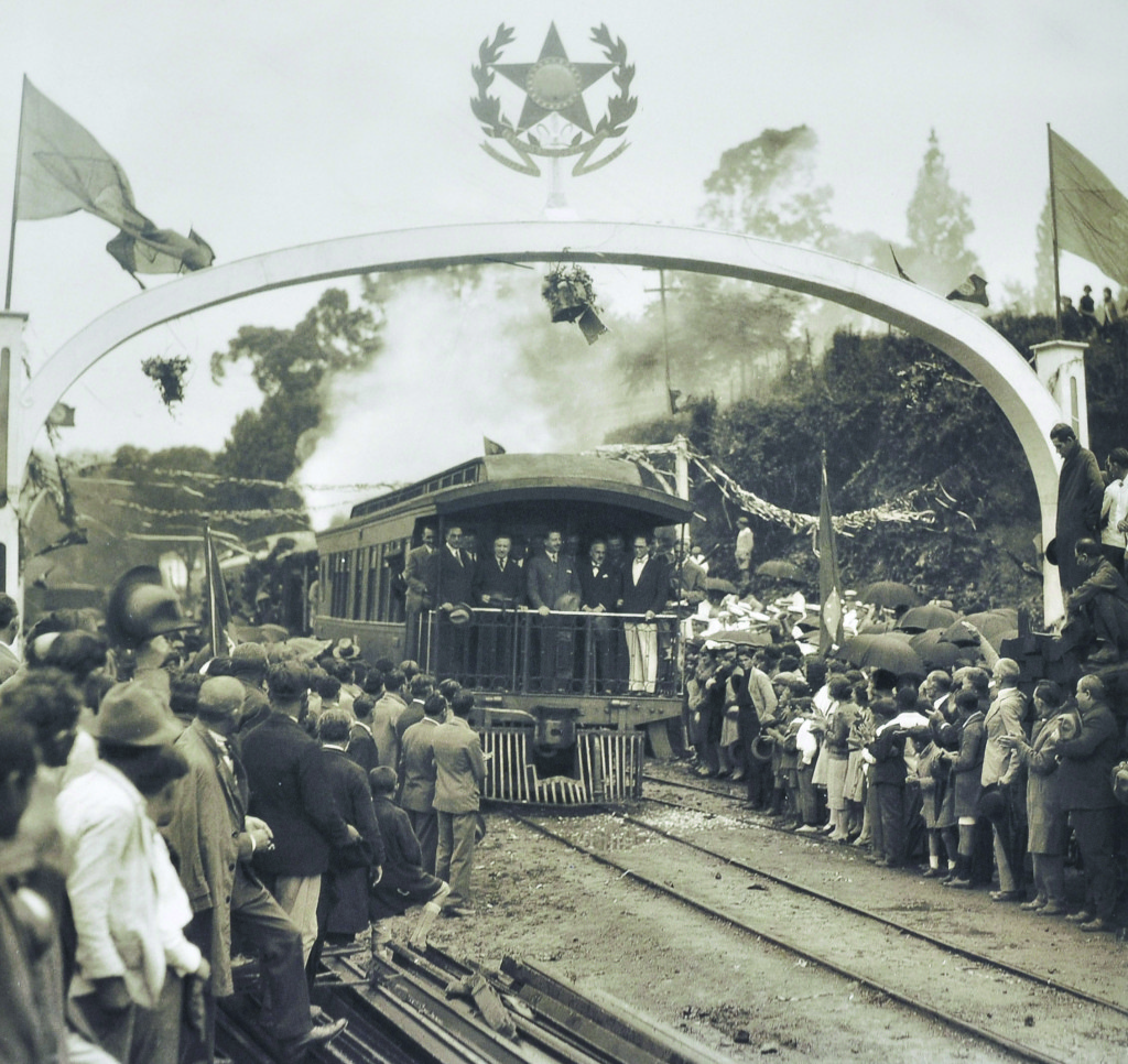 O presidente Getúlio Vargas viaja pela E.F. Sorocabana para inaugurar a Estação da Ana Costa, em Santos.