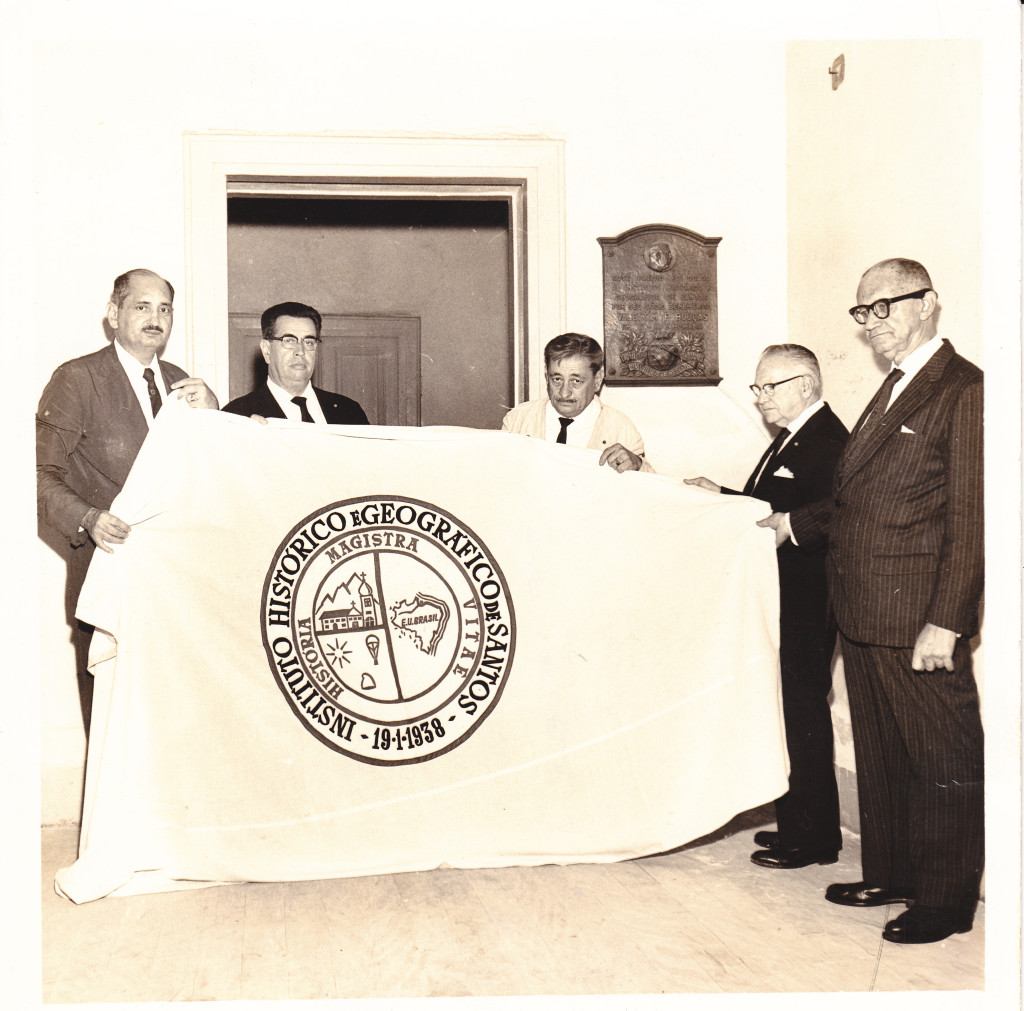 Em 1965, membros do IHGS apresentam a bandeira da instituição, com o brasão ao centro. 