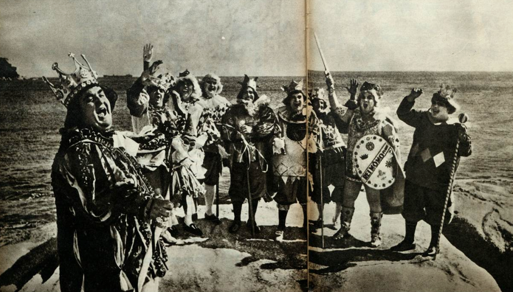 Foto para a posteridade. Os grandes reis momos do Brasil celebram o posto ao sabor da brisa da Baía de Santos, em foto tirada nas pedras da Ilha das Palmas.