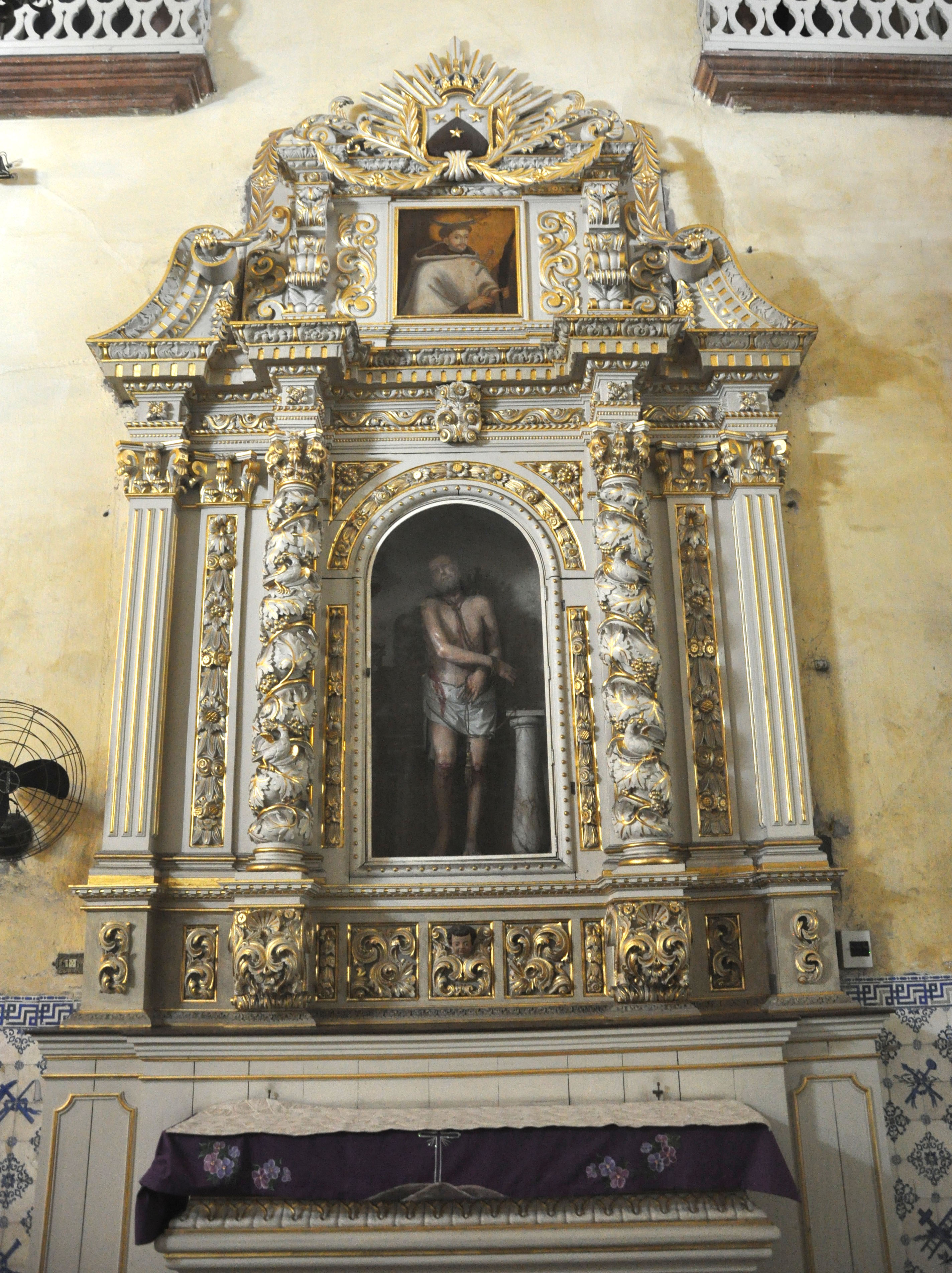 Um dos altares laterais da Venerável Ordem Terceira do Carmo, em Santos. No alto, uma das telas de Jesuíno, reconhecida pelo Iphan.
