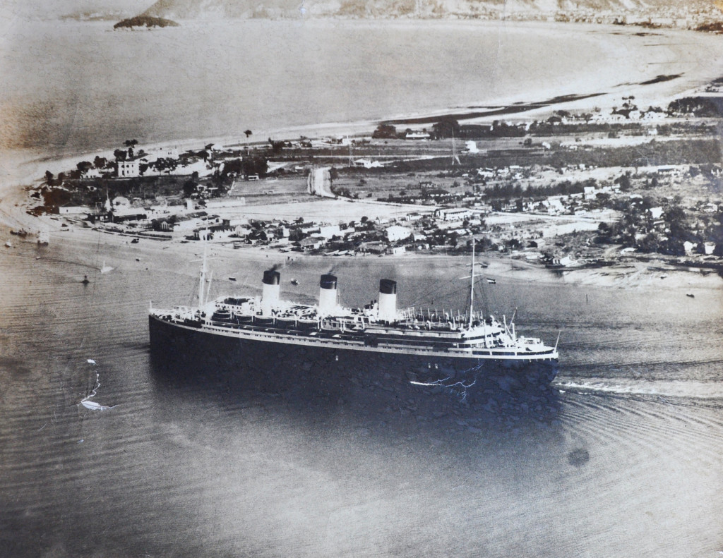 Cap Arcona em uma de suas passagens pelo porto de Santos, em foto tirada por Pedro Peressin, o Barbado, em meados dos anos 1930. Imagem ficou guardada por Ismael como uma relíquia pessoal.