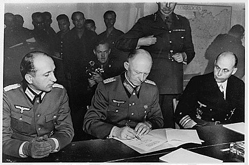 General nazista Alfred Jodl assina a rendição da Alemanha, colocando fim à Segunda Guerra Mundial, em 7 de maio de 1945. Foto: Biblioteca Franklin D. Roosevelt