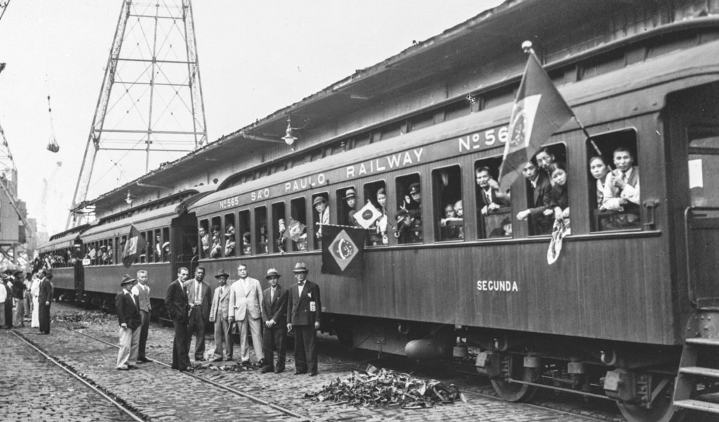 Imigrantes japoneses chegando ao porto de Santos em 1938. Foto de Konrad Voppel.