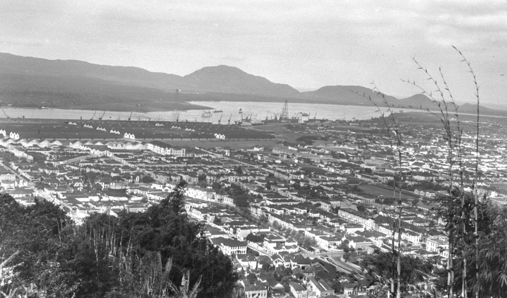 Panorâmica dos bairros da Vila Nova, Macuco e Vila Mathias, feita a partir do Monte Serrat, entre 1934 e 1936. Foto de Erwin Scheu.
