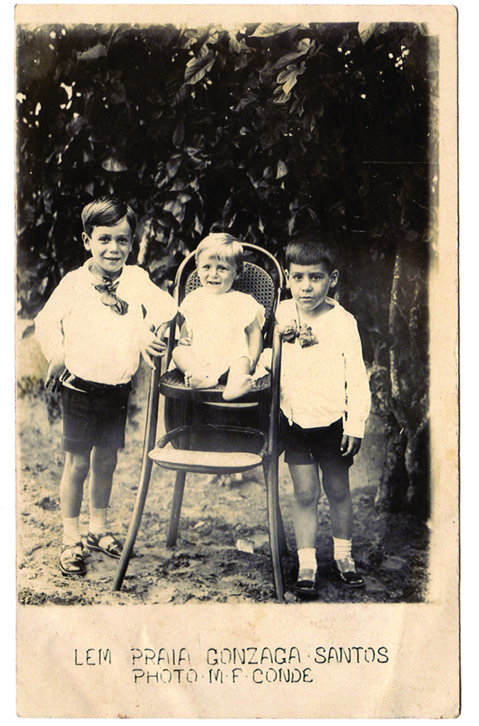 Os populares lambe-lambes registravam as imagens familiares, muitas vezes usadas para envio a parentes distantes, via correio. Muitos deles imprimiam no papel fotográfico as suas marcas, como a Photo Conde, responsável por tirar a fotos desses meninos na praia do Gonzaga, na década de 1920.