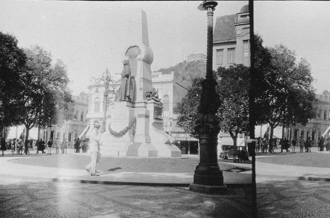 A imagem da Praça Ruy Barbosa e a estátua de Bartolomeu de Gusmão pela lente do inglês James Daerden Holmes, em 1927.