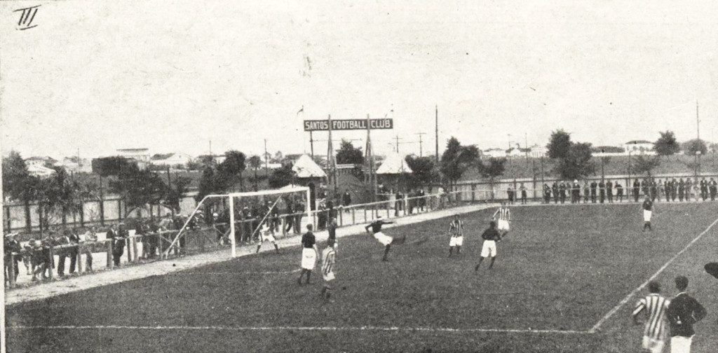 Campo da Vila Belmiro, em julho de 1919, recebendo a partida Santos x Mackenzie, na estreia do time praiano do Paulista daquele ano.